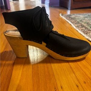 Bryr • black leather closed-toe Zoe heeled clogs with kilt •  size 40